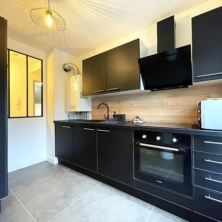 Cozy Near Train Station Apartman *