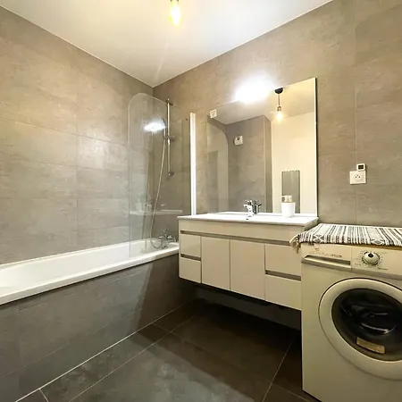 Cozy Near Train Station Apartman *